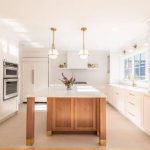 Comment aménager et décorer une cuisine blanche et bois ?