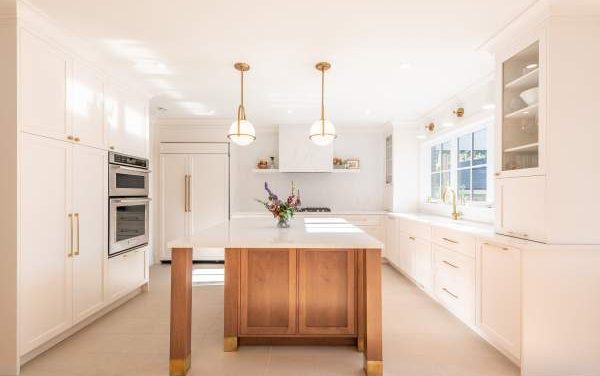 Comment aménager et décorer une cuisine blanche et bois ?