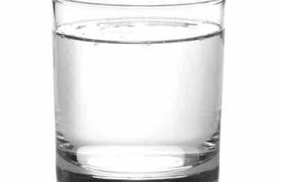 Combien de verres peut contenir une bouteille d’eau : exploration des tailles et de leur impact