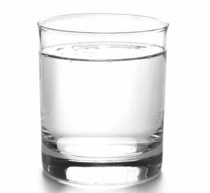 Combien de verres peut contenir une bouteille d’eau : exploration des tailles et de leur impact