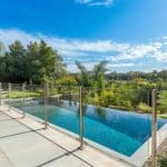 Sécuriser son bassin extérieur grâce à une clôture de piscine adaptée