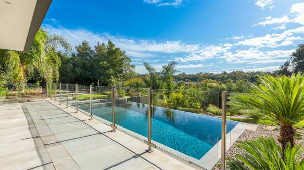 Sécuriser son bassin extérieur grâce à une clôture de piscine adaptée