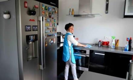 Aide ménage à domicile : tout ce qu&rsquo;il faut savoir pour déléguer l&rsquo;entretien de son intérieur