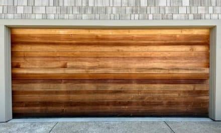 Bois, PVC, alu ou acier : quel matériau choisir aujourd&rsquo;hui pour sa porte de garage ?