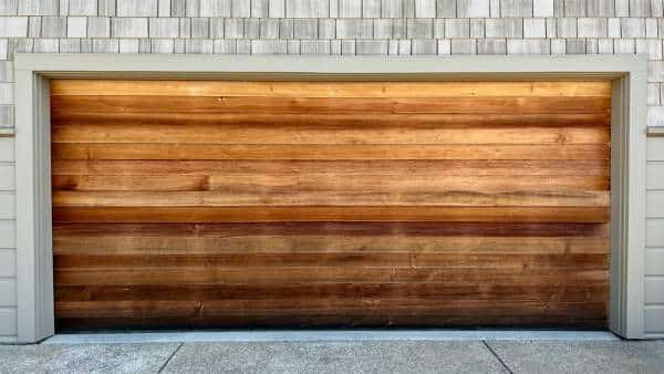 Bois, PVC, alu ou acier : quel matériau choisir aujourd&rsquo;hui pour sa porte de garage ?