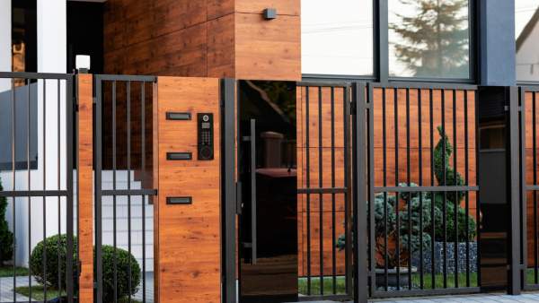 Portail aluminium standard ou sur mesure, quelle solution choisir ?